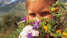 Oostenrijk, Salzburgerland - meisje met bloemen