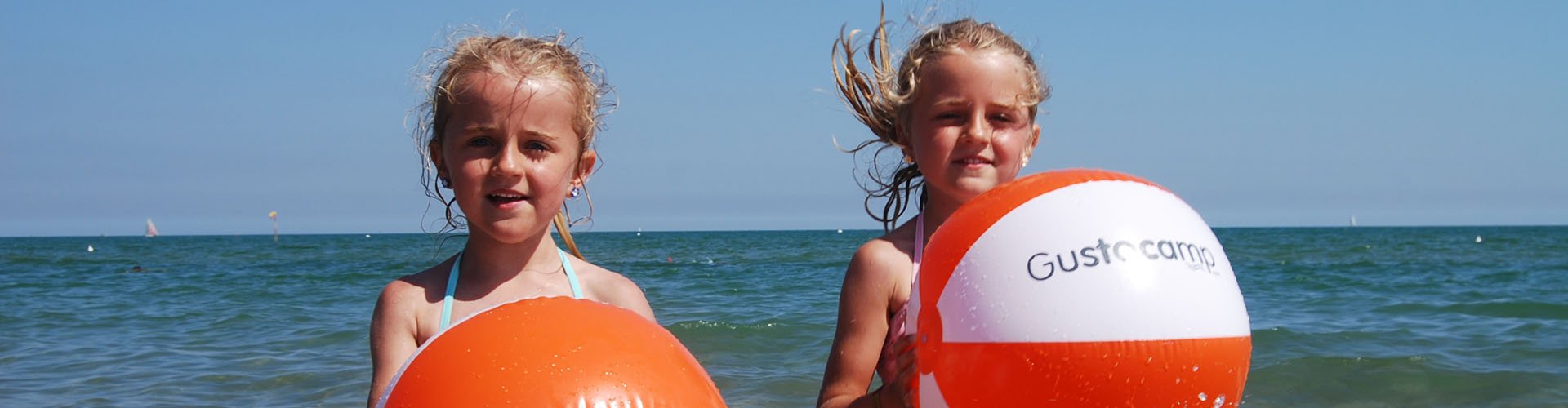 Italia - Costa adriatica - vacanze di maggio - ragazze con pallone da spiaggia al Camping Marina di Venezia