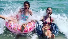 Adriatico - meiden met zwemband in zee